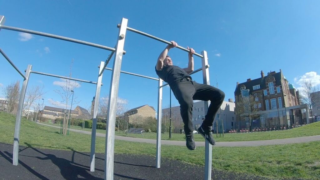 Swinging - Lache bar to bar  - Front View - SlowMo